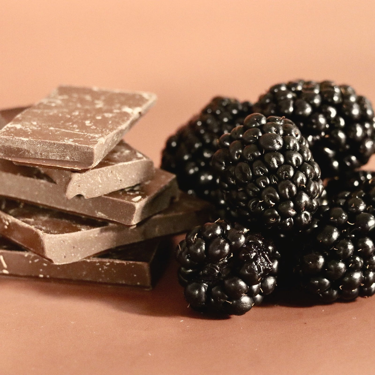 Dark chocolate and blackberries, the tasting notes of N° 03 Goddess of Joy